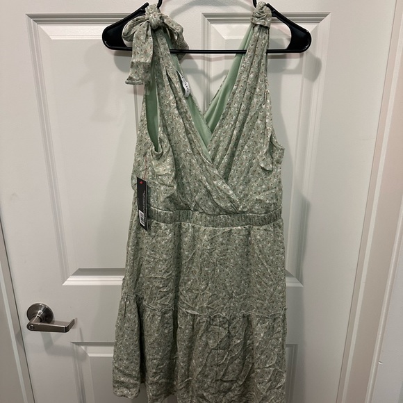Cute mini dress. Purchased through dailylook, but never wore it. - Picture 4 of 4